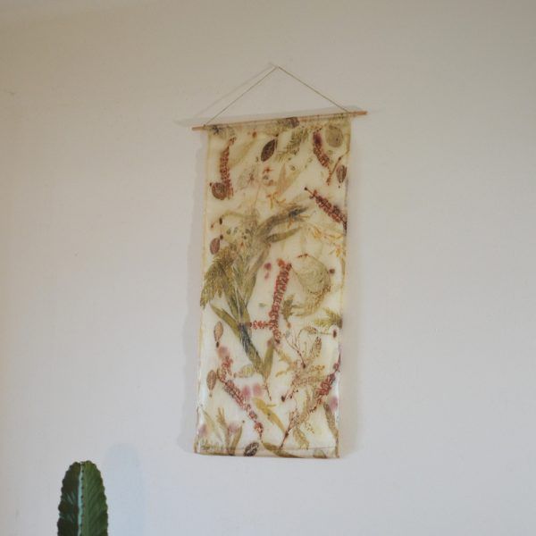 tapiz de pared estampado con hojas y flores